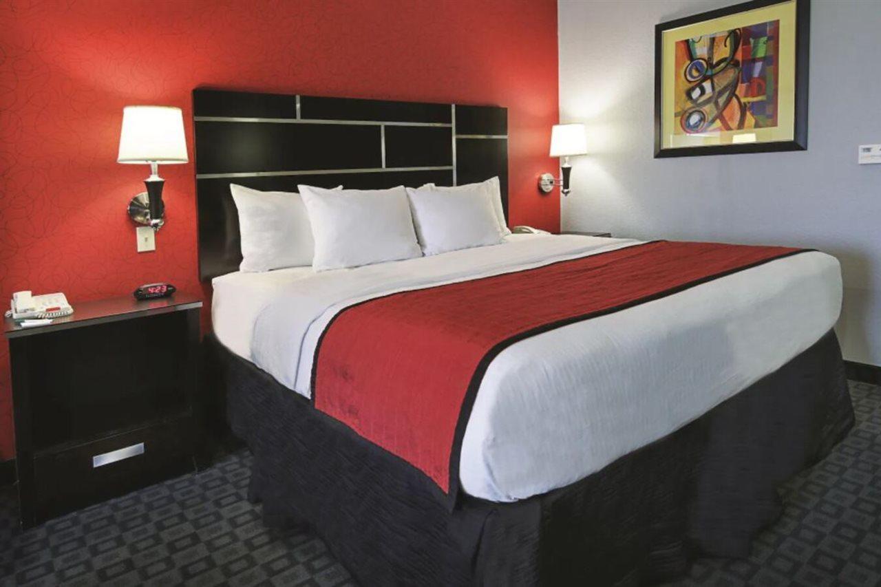 La Quinta Inn & Suites By Wyndham South Dallas - Hutchins Exterior photo